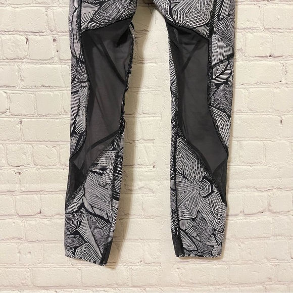 Lululemon Goal Crusher 7/8 Tight Color:Dottie Tribe White Black / Black Sz4 EUC - Picture 9 of 13